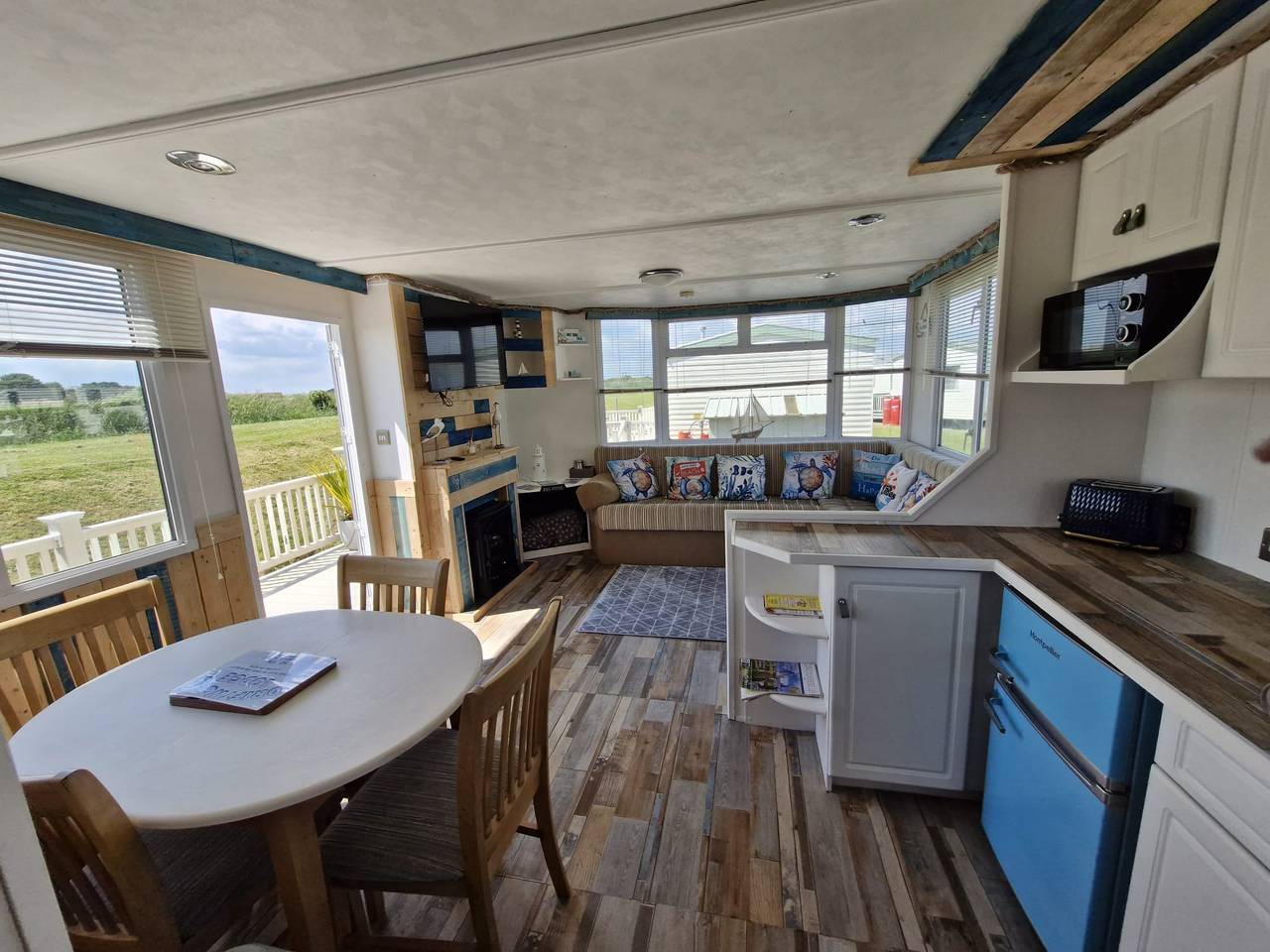 Driftwood Cabin - Dog Friendly, Anderby Creek in Anderby, Lincolnshire