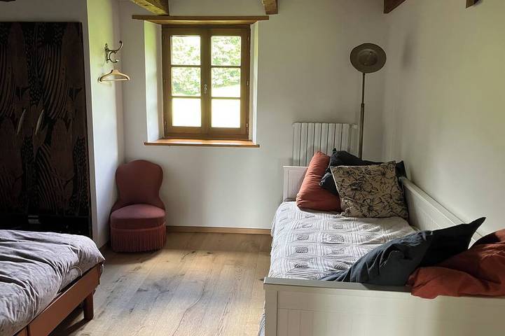 Maison au milieu des champs avec accès direct à la rivière« la Valserine » in Mijoux, Parc naturel régional du Haut-Jura