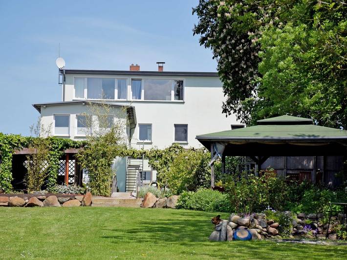 Ferienwohnung für 4 Personen, mit Terrasse und Garten sowie Seeblick in Altefähr