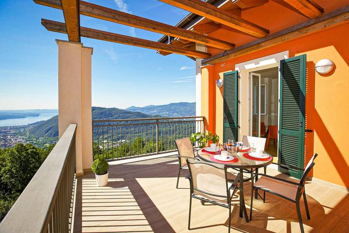 Ferielejlighed for 4 personer, med Balkon og Have såvel som Pool og Søudsigt i Lago Maggiore