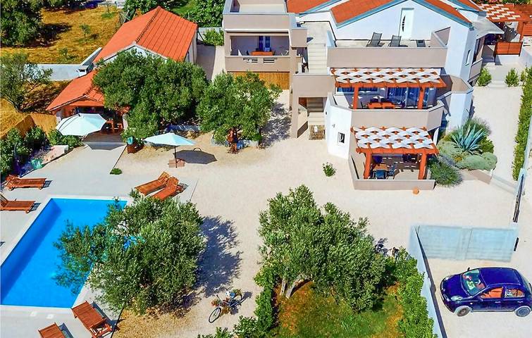 Gîte pour 2 personnes, avec terrasse et piscine à Bibinje - 2