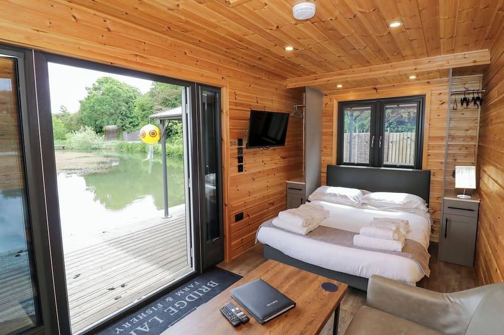 Maple Lodge At Bridge Lake Farm & Fishery in Chacombe in Oxfordshire