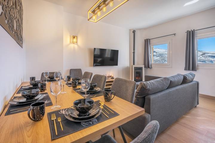 Apartamento entero, Apartamento '42A' con vistas a la montaña, terraza privada y Wi-Fi in Sierra Nevada Ski Resort, Monachil