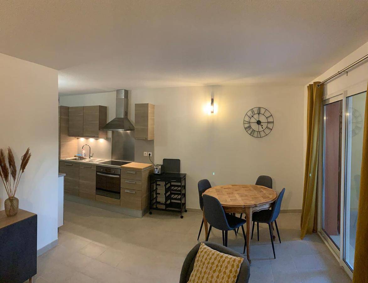 Appartement entier, One-Bedroom Apartment in Roussillon, Parc naturel régional du Luberon