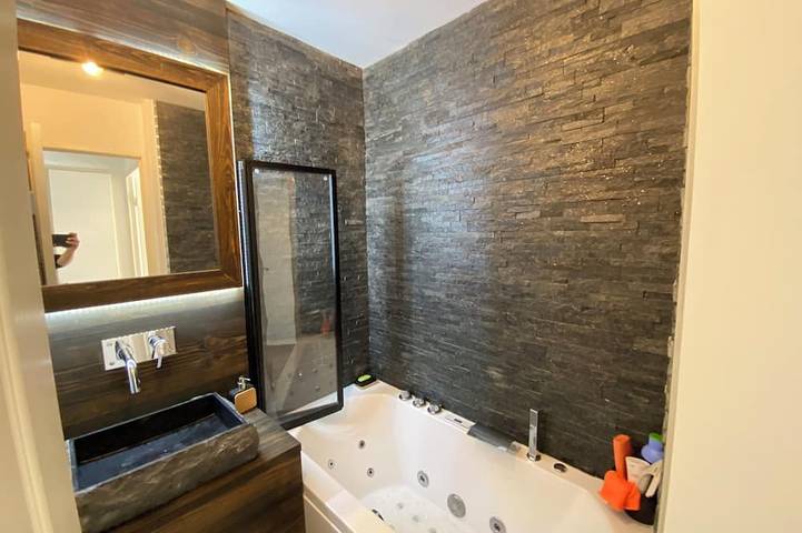 Location de vacances pour 4 personnes, avec jacuzzi et piscine à Isola