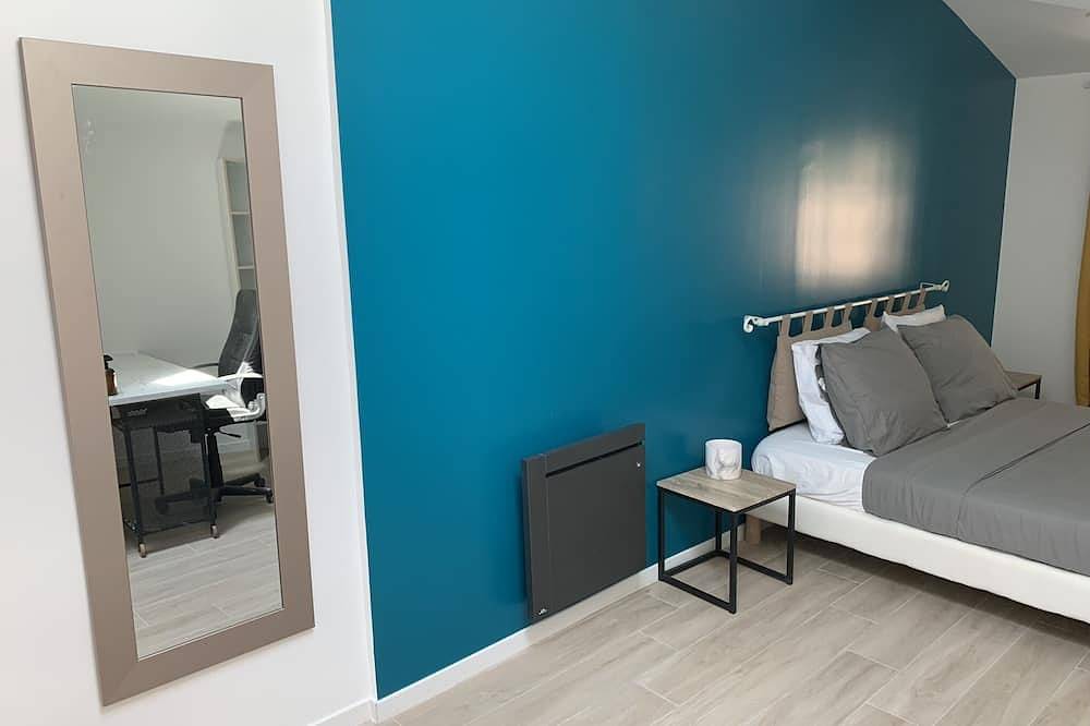 Entire apartment, Magnifique T2 Centre Pélissanne in Pélissanne, Aix-en-Provence region