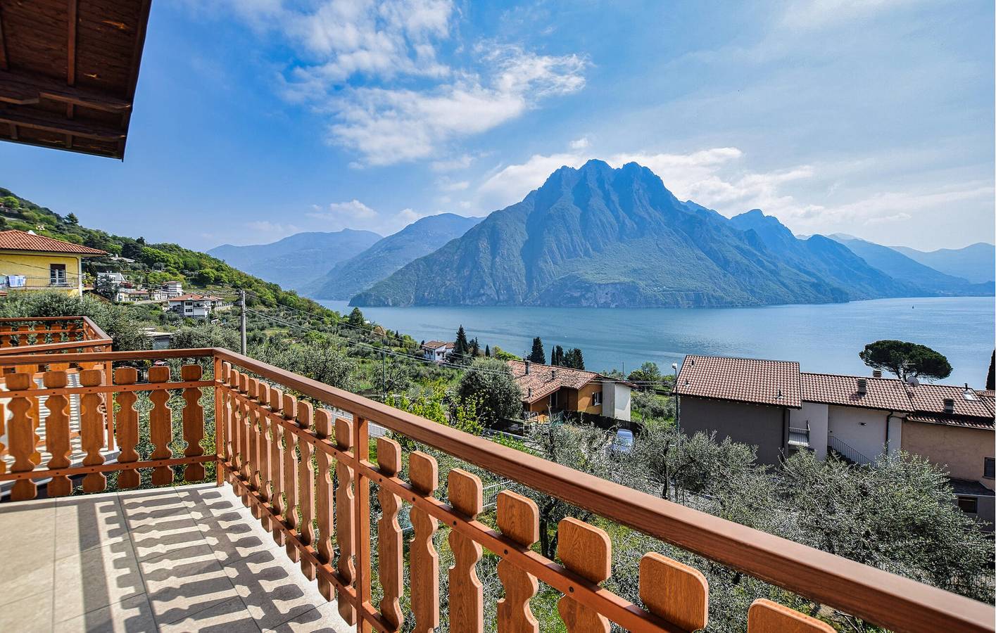 Ganze Ferienwohnung, Schönes 90qm Apartment mit Garage, Terrasse & WiFi, 800m vom Iseo See in Riva di Solto, Gemeinde Riva di Solto