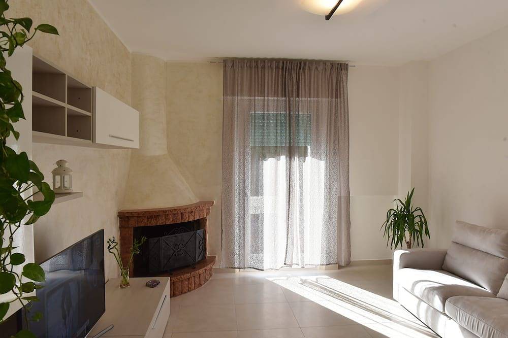 Apartamento entero, Apartamento en una zona panorámica a tiro de piedra del mar y rodeado de vegetación. in Gabicce Mare, Pesaro-Urbino