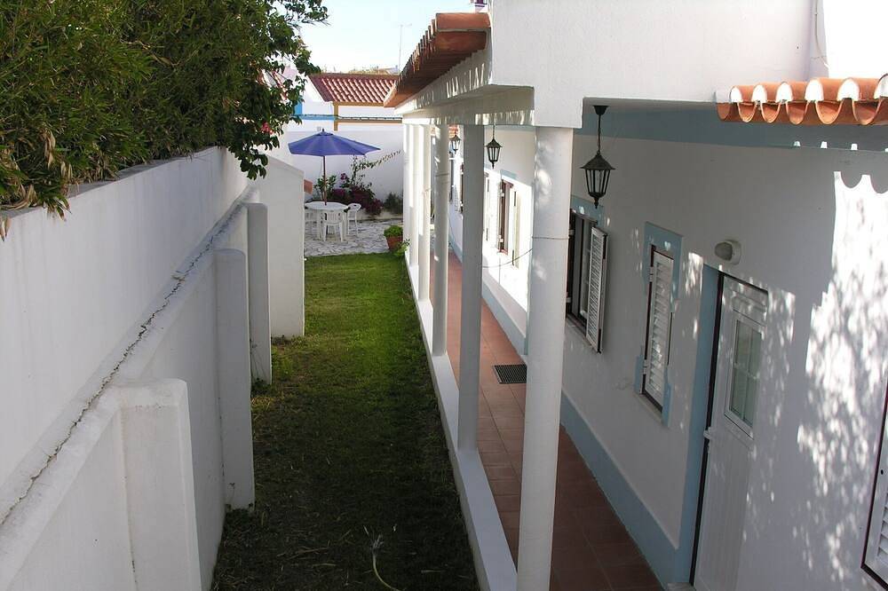 Wohnung mit Garten, im alten Teil des Dorfes, 5 Minuten zu Fuß vom Strand entfernt in Praia do Farol, Vila Nova de Milfontes