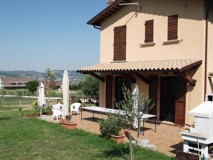 Location de vacances pour 2 personnes, avec vue ainsi que terrasse et jardin, animaux acceptés à Gualdo Tadino - 2