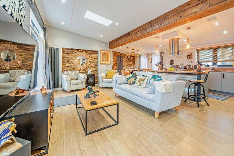 Lodge Sleeps 6 with Indoor Pool & Parking in Cardigan Bay