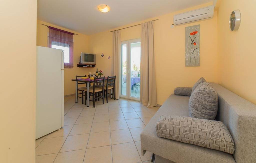 Ganze Wohnung, Ferienwohnung in Pakoštane mit Terrasse, Klimaanlage, W-Lan, Waschmaschine (3548-4) in Pakostane, Zadar
