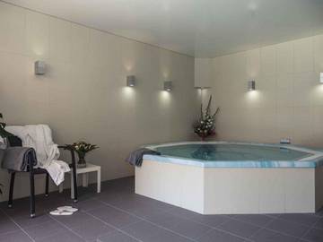 Hôtel pour 2 personnes, avec jacuzzi ainsi que piscine et terrasse à Lanvallay