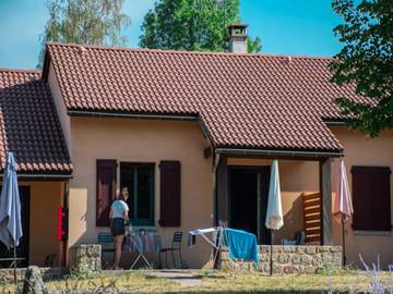 Gîte pour 4 personnes, avec terrasse et piscine à Le Malzieu-Ville