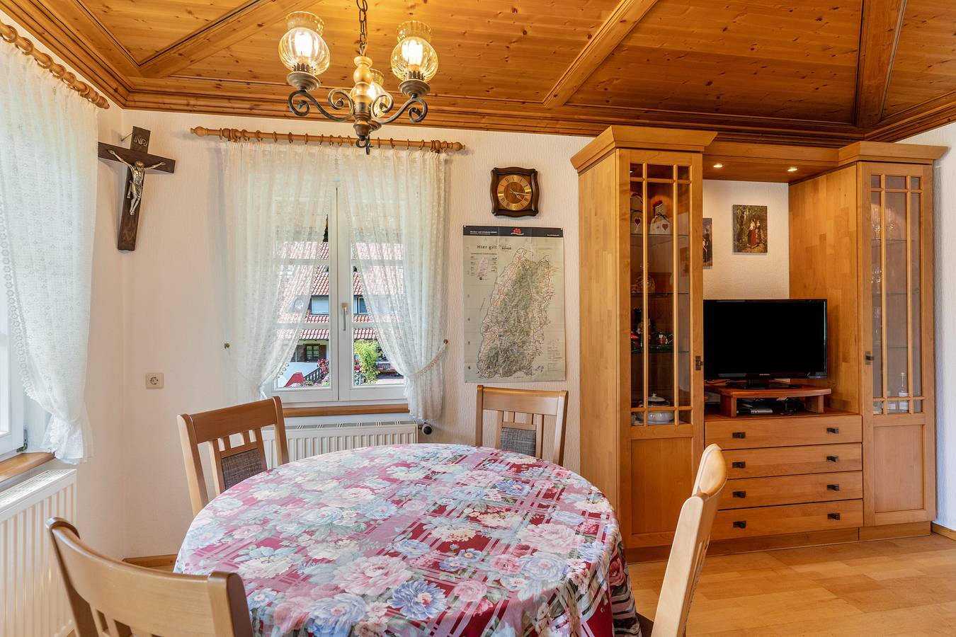 Ganze Wohnung, Ferienwohnung Eg, 85qm, 2 Schlafzimmer, max. 4 Personen mit Blick auf den Bauerngarten in Nordrach, Mittlerer Schwarzwald