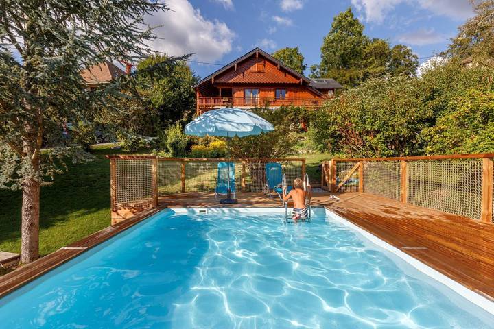Gîte pour 5 personnes, avec piscine et jardin ainsi que sauna et terrasse