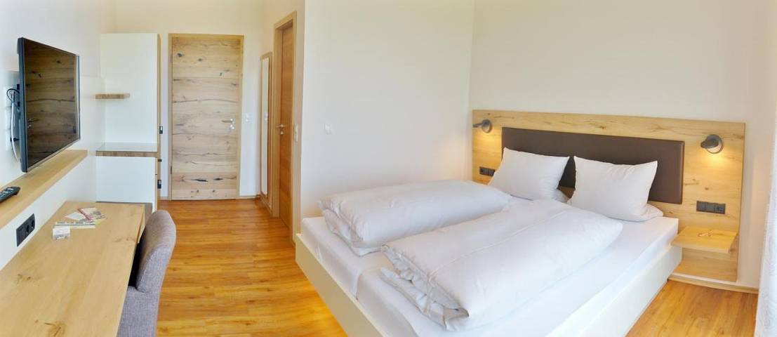 BnB für 2 Personen, mit Balkon und Terrasse sowie Ausblick in Neustadt an der Weinstraße