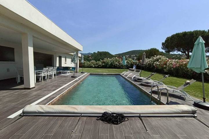Location de vacances pour 12 personnes, avec jacuzzi ainsi que terrasse et jardin dans Plage d'Agosta