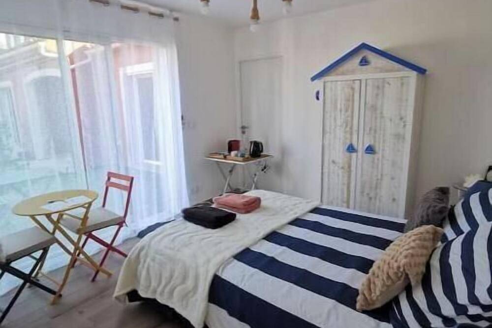 2-bedroom apartment with terrace, shared pool & jacuzzi in Le Cannet-des-Maures, Draguignan region