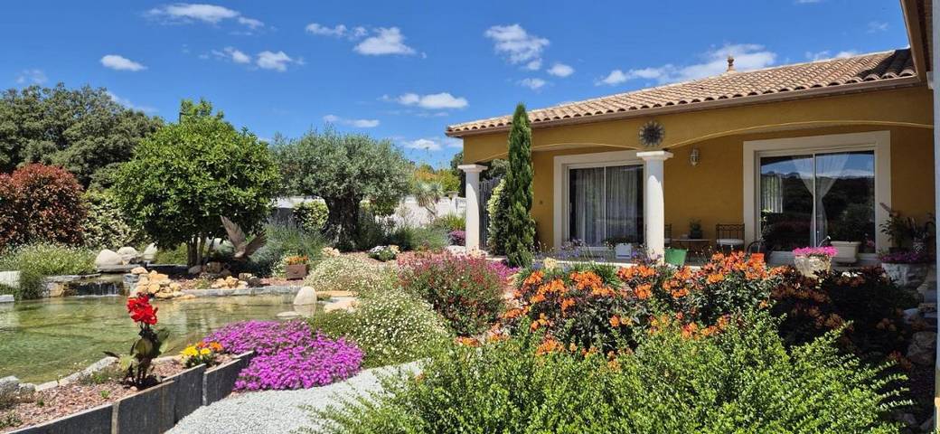 Location de vacances pour 4 personnes, avec Terrasse et Jacuzzi ainsi que Jardin et Piscine à Argelliers