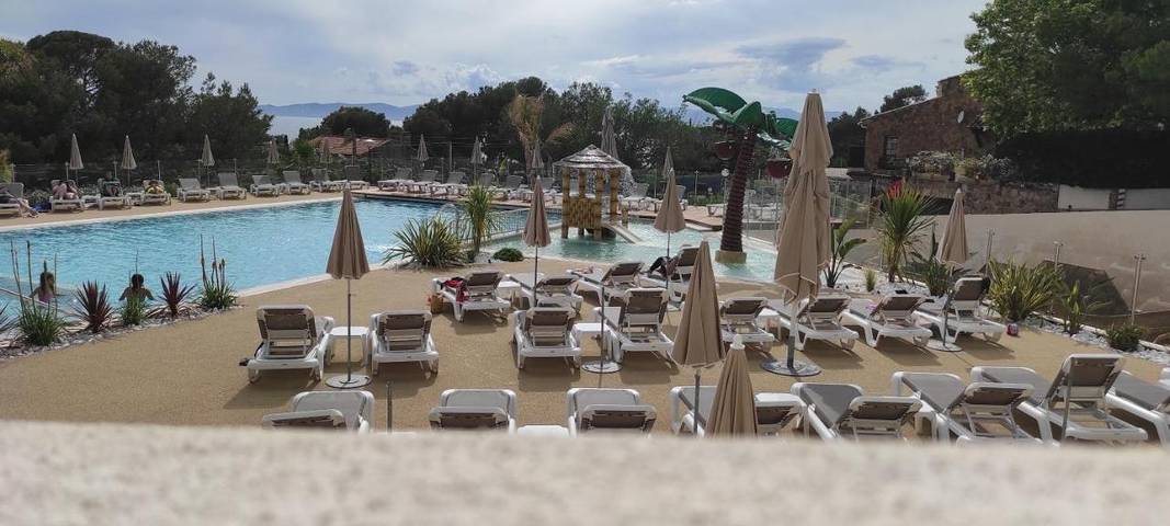 Camping pour 4 personnes, avec piscine ainsi que vue et jardin