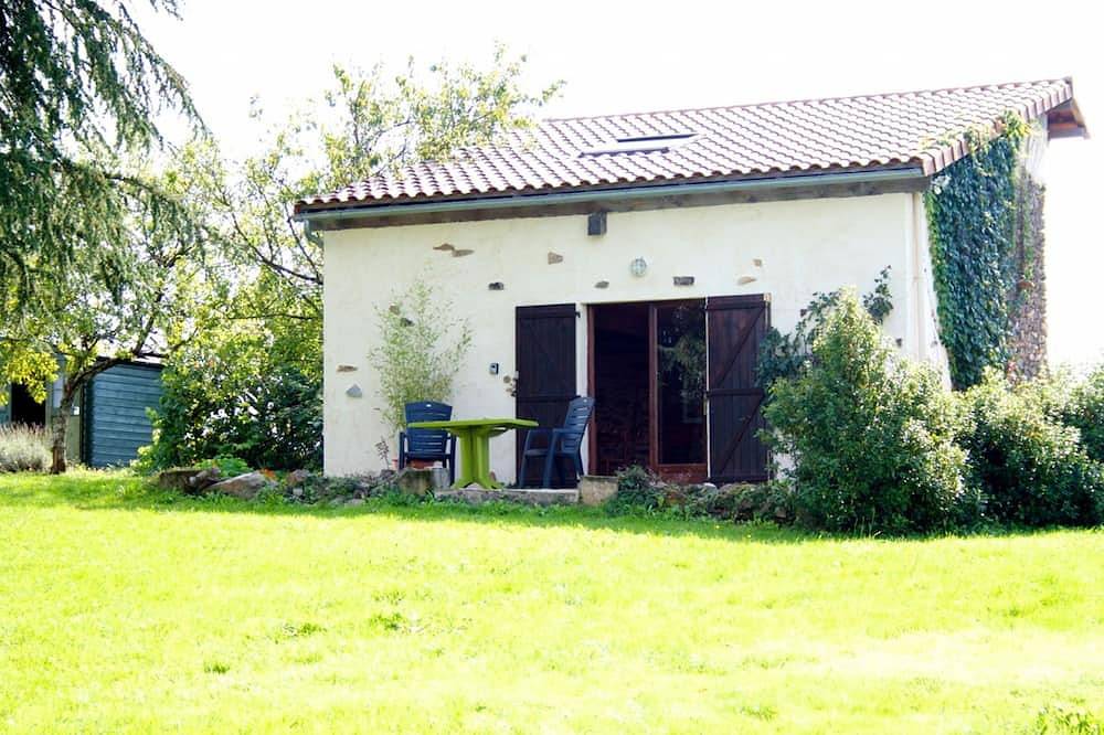 Gite en pierre converti dans un verger. La Petite Maison. in Saint-Mesmin (Dordogne), Périgord Vert