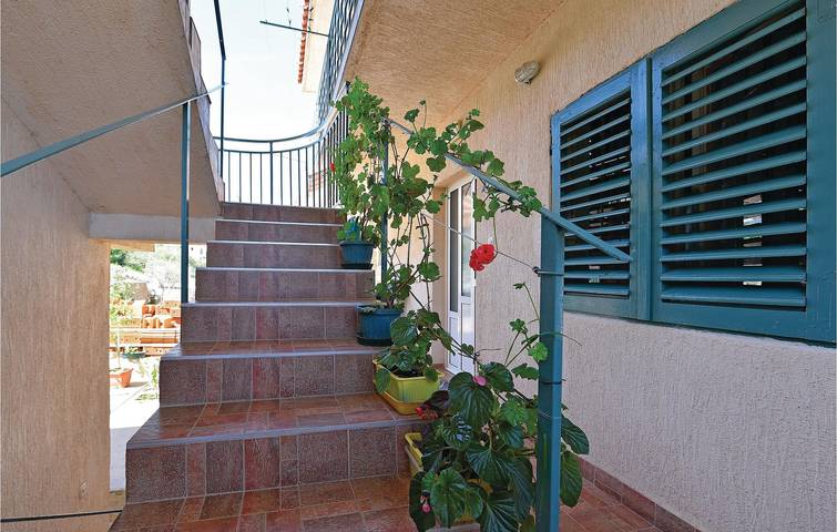 Ganze Ferienwohnung, Charmantes Apartment mit Terrasse in der Nähe des Flusses Krka und des Prokljansko-Sees in Raslina, Šibenik-Knin