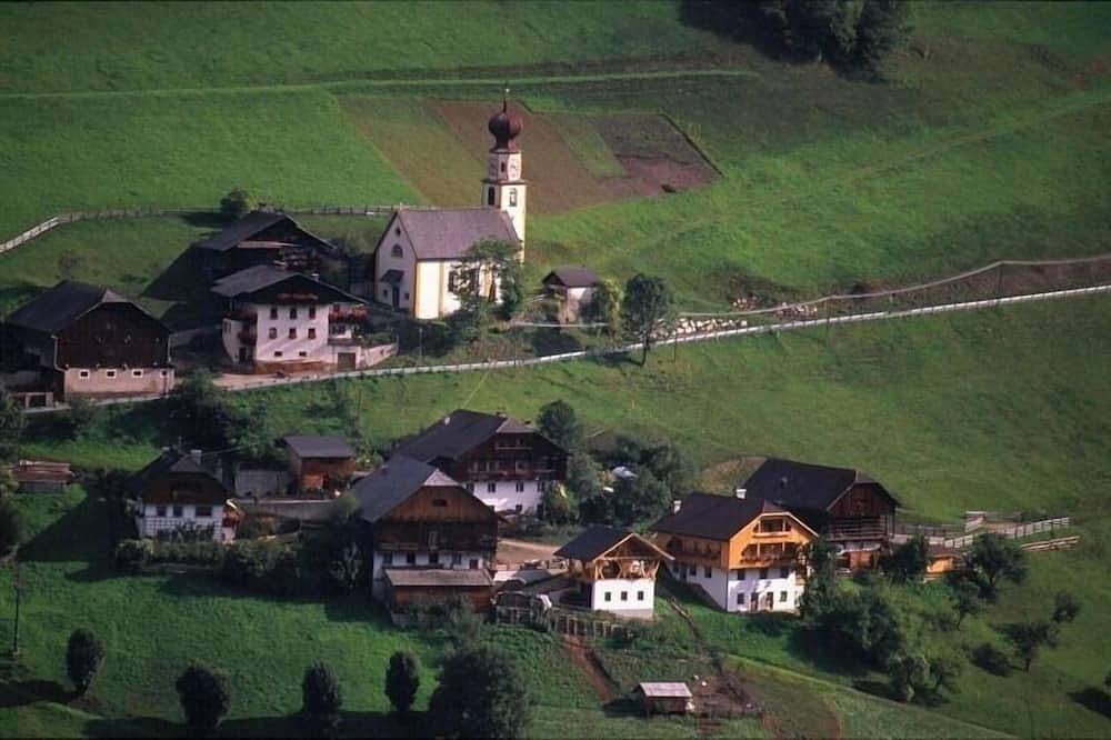 Bauernhof in ruhiger, sonniger Lage mit Blick auf die Dolomiten in Enneberg, Dolomiti Superski