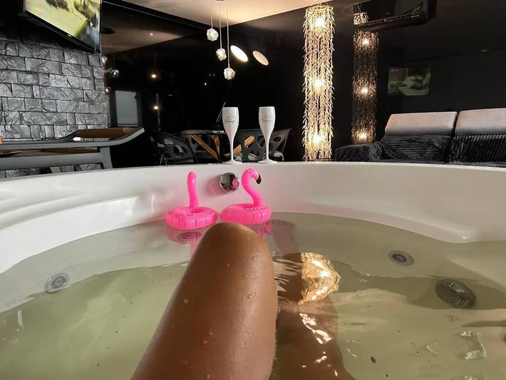 Apartament wakacyjny dla 2 osób, z Balkon i Jacuzzi oraz Taras i Widok na jezioro w Elk