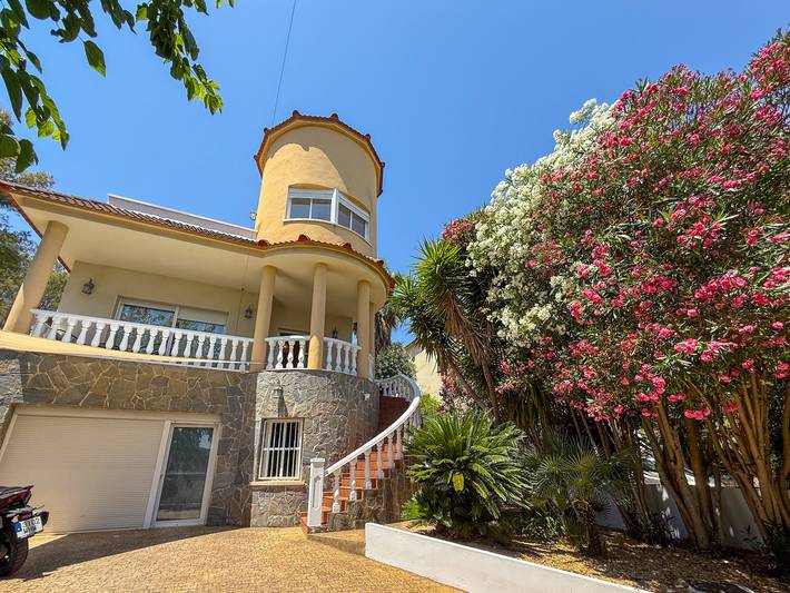 Villa pour 8 personnes, avec balcon et jardin à Olivella
