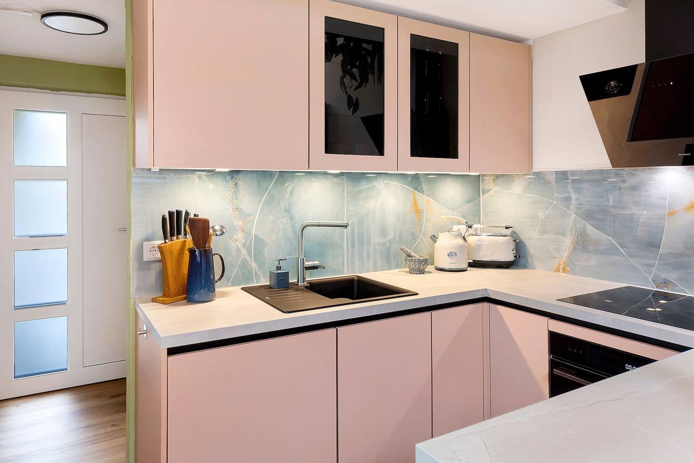 Ganze Ferienwohnung, Tiny Home 'Haus am Kaiserstuhl' mit privater Terrasse, Wlan und Klimaanlage in Ihringen, Südschwarzwald