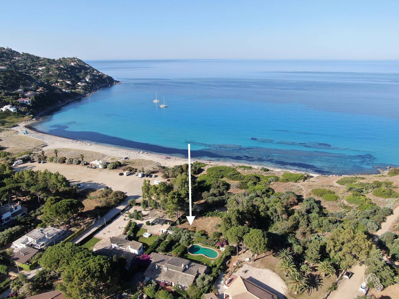 Villa Pounamu: Traumhafte Villa mit Pool direkt am Meer in Torre delle Stelle, Maracalagonis