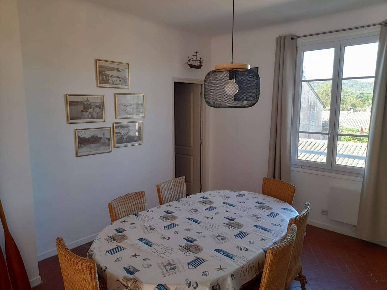 Entire apartment, Bright apartment - 8 guests, close to beach in Hyeres, Mediterranean Coast (France)