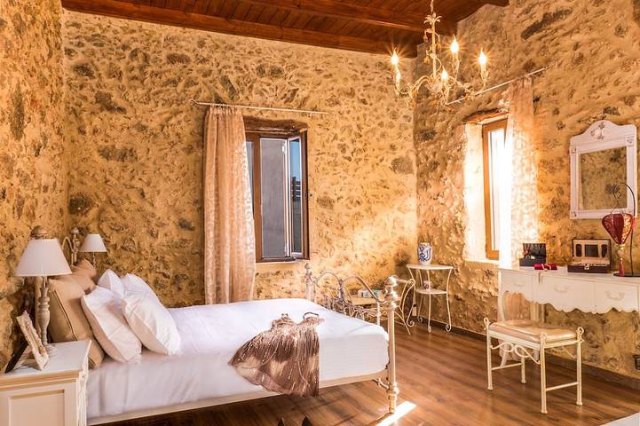 VillaMalaxa Private Luxury with amazing Views all over the city in Chania region