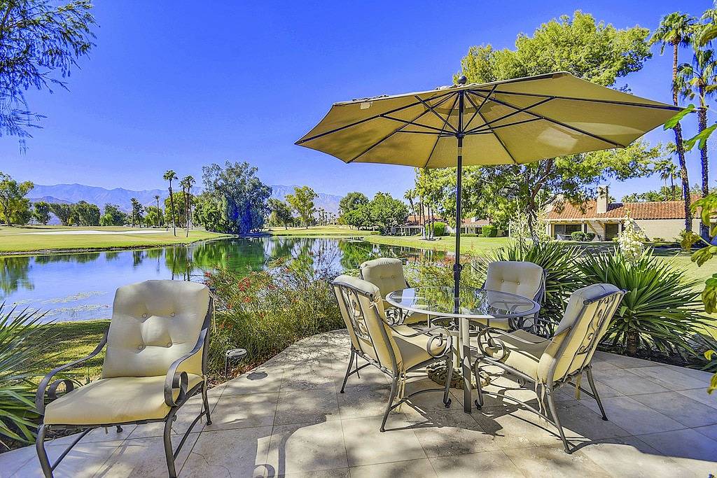 Ganze Wohnung, Elegante Villa Am See: Inbegriff des Indoor-Outdoor-Palm-Springs-Lebensstils ~ verwaltet von Greenday! in Rancho Mirage, Coachella Valley
