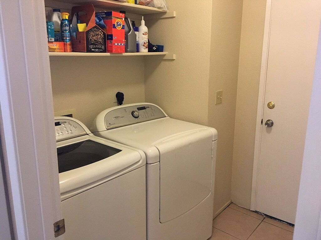 Pfefferbaumhaus. Zentrale Lage, schöne, ruhige Gegend, auf einem Hügel in Redding, Shasta County