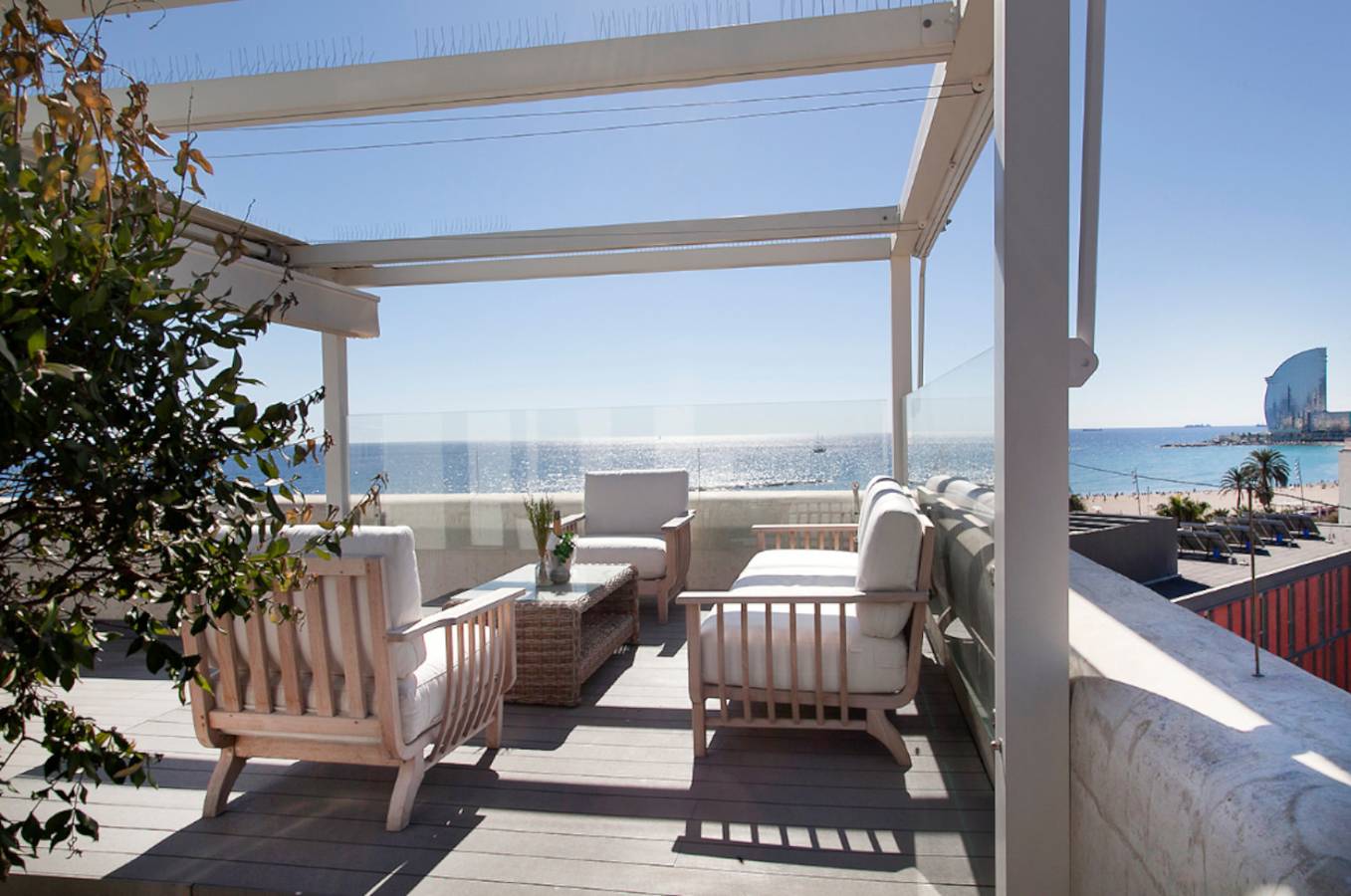 Entire apartment, Fridaysflats Private Rooftop Terrace overlooking the sea in Barcelona Centre, Barcelona