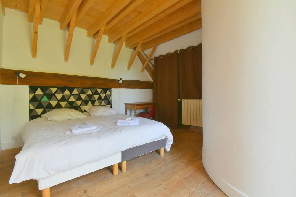 8-bedroom gîte, covered swimming pool and heated pool, 5000m2 green space. in Lignières, Saint-Amand-Montrond