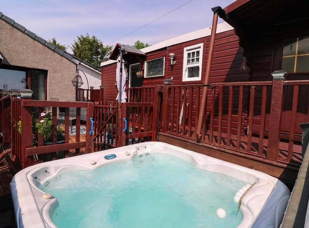 Cabin for 2 - Hot Tub, Infrared Sauna, Parking in Fife region