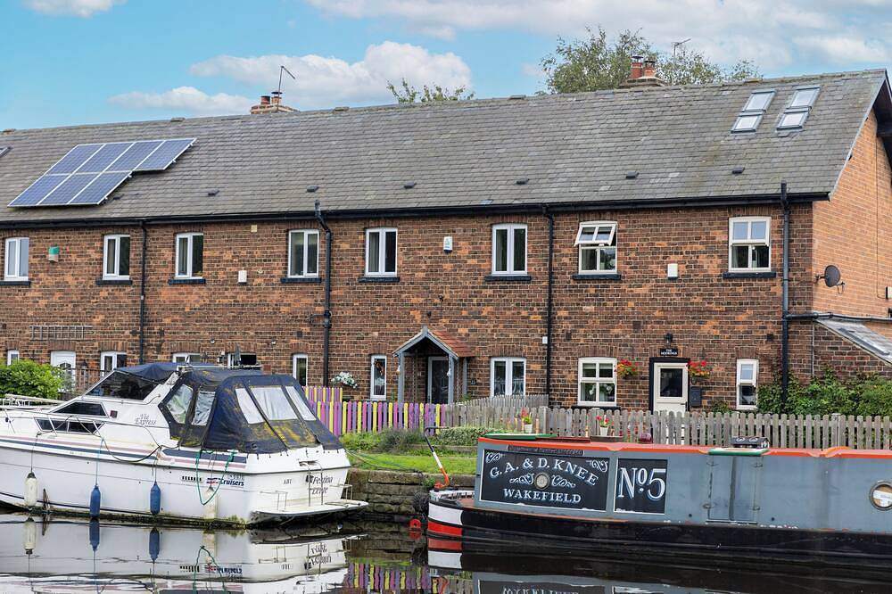 Canal Side 3 Bed 1.5 Bath | Parking | Wifi | Self Check-in | King Size Beds in Wakefield, West Yorkshire