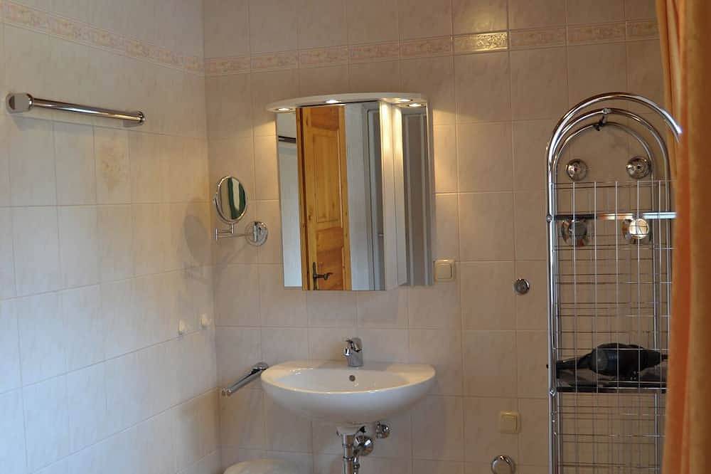 Ganze Wohnung, Fewo 6 -  Silbergblick, für 1-4  Pers., ca. 70 qm, 2 Schlafzimmer, Wohnzimmer mit Kochecke, Du/Wc, Balkon in Bischofswiesen, Berchtesgadener Alpen