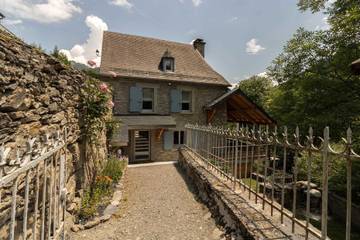Gîte pour 9 personnes, avec jardin, animaux acceptés à Saint-Aventin