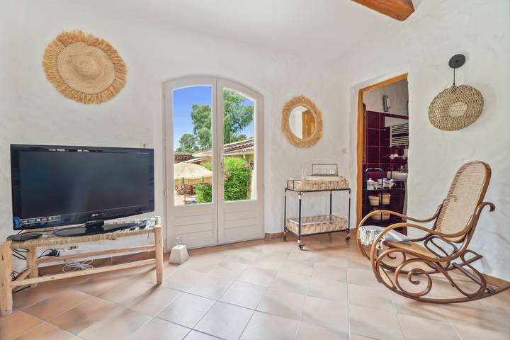 Gîte pour 2 personnes, avec Terrasse ainsi que Jardin et Piscine à Puget-sur-Argens