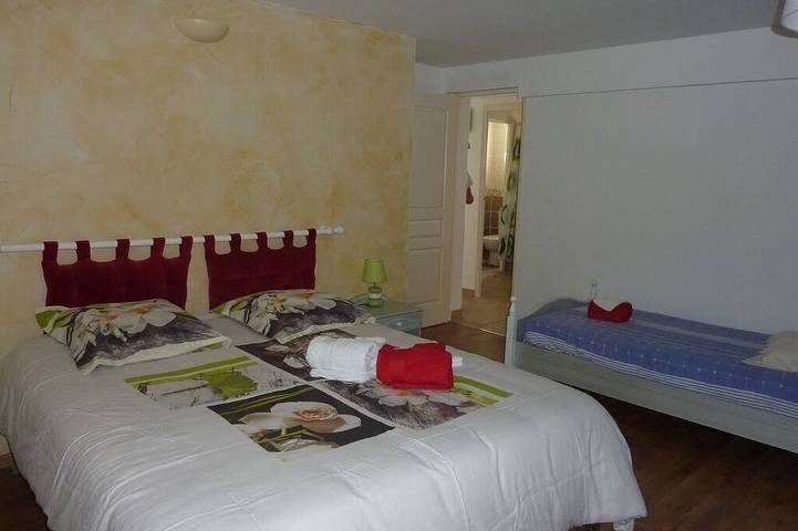 Gîte pour 5 personnes, avec jardin à Bardos - 4