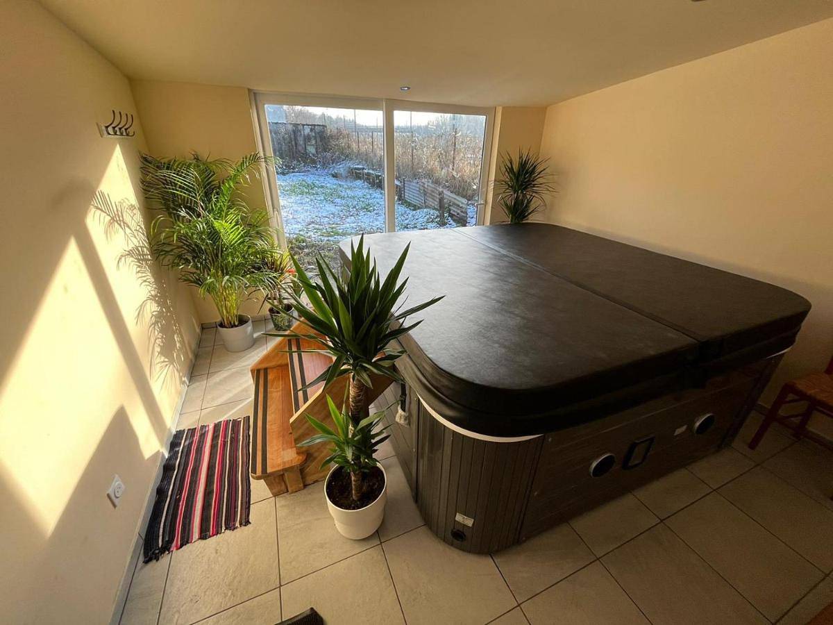 Maison bord de Marne pour 10 personnes avec jacuzzi in Châlons-en-Champagne, Marne