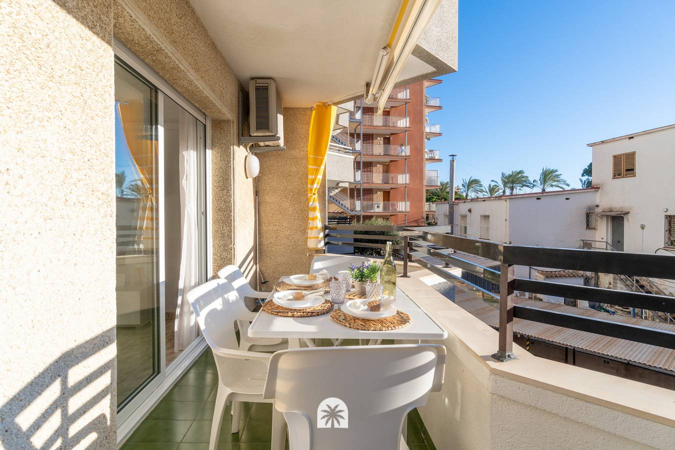 Entire apartment, Holiday apartment for 6 people with terrace in La Pineda, Platja de la Pineda
