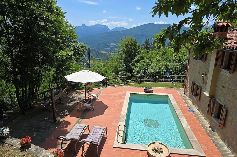 Romantic Tuscany villa with private pool in stunning location, complete privacy. in Castiglione di Garfagnana, Garfagnana