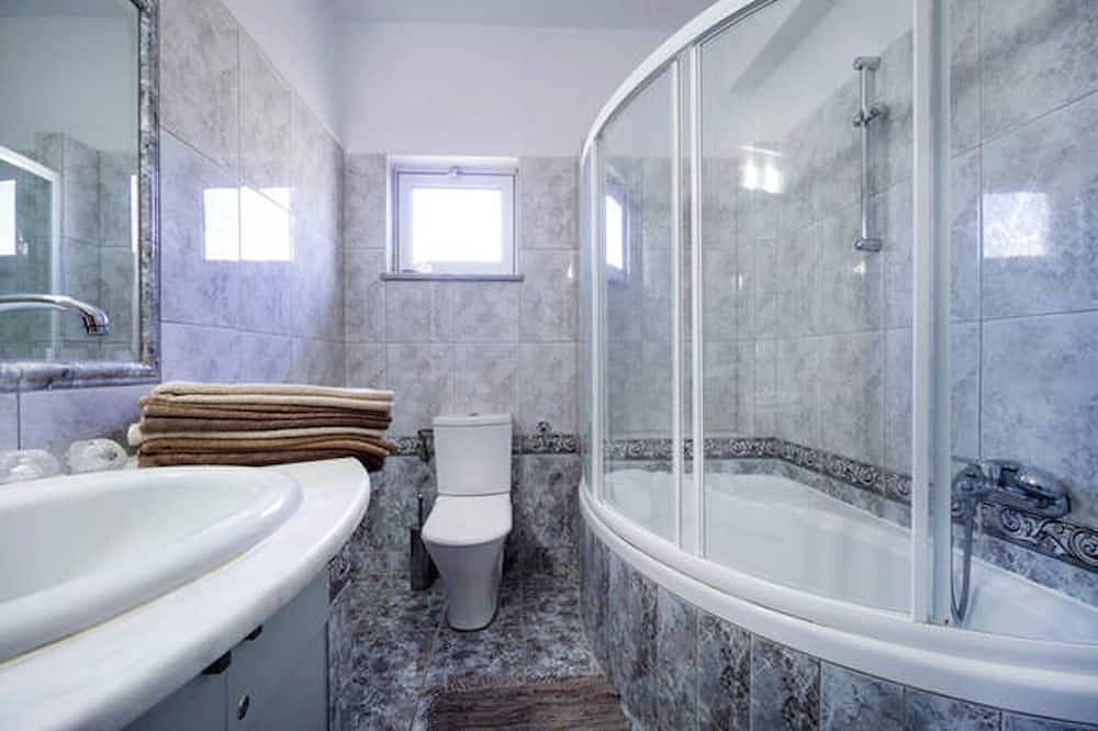 Entire apartment, Souda bay Penthouse - next to the beach - nature and farm around in Chania region