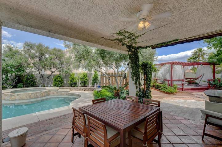 Location de vacances pour 12 personnes, avec sauna et jardin ainsi que jacuzzi et piscine, adapté aux familles à Las Vegas - 4