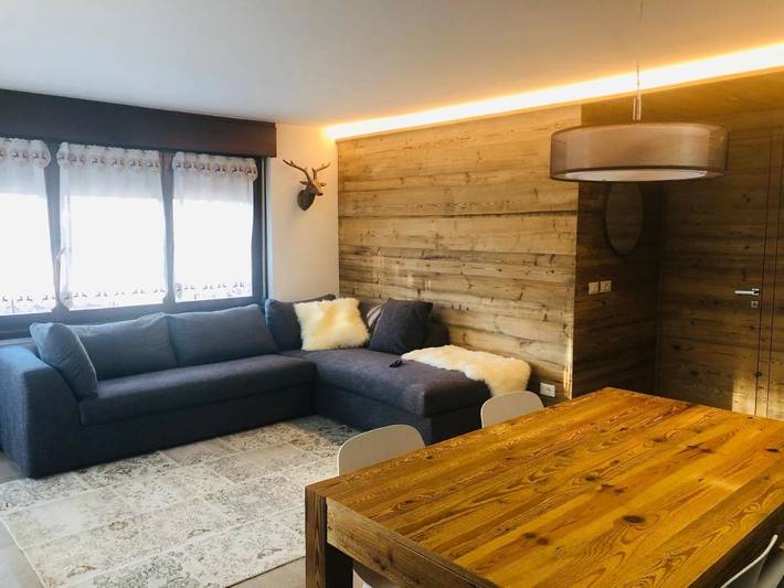 Gîte pour 6 personnes, avec vue ainsi que piscine et jardin à Carisolo